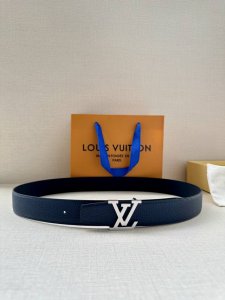 lv 3.4宽 Attract 双面腰带拥有微弧形边缘和摩登形状末端，再为金属 Lv 搭扣融入螺旋结构。经典色彩和不同纹理呈现两式风尚，实现多种造型可能。