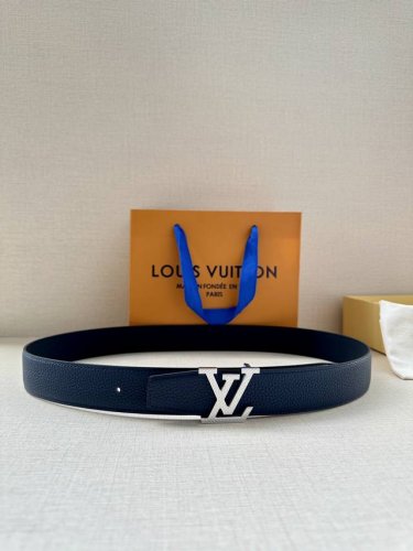 lv 3.4宽 Attract 双面腰带拥有微弧形边缘和摩登形状末端，再为金属 Lv 搭扣融入螺旋结构。经典色彩和不同纹理呈现两式风尚，实现多种造型可能。