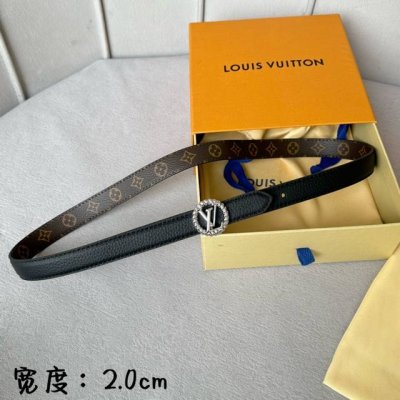 特 寬度：20Mm Lv S-Lock系列 寬度20Mm 驢家法國驢女士腰帶 全新風格定制帆布面料襯托細膩的進口小牛皮 全新設計搭扣 融入字母和花卉图案 与腰带