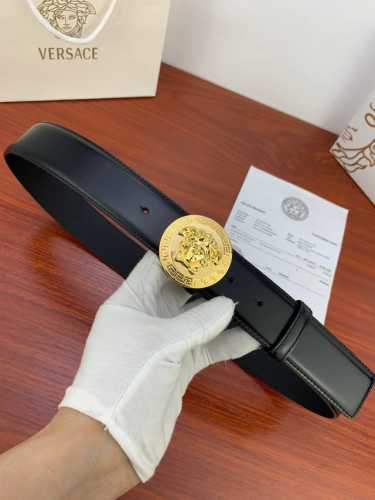 宽度4.0Cm Versace范思哲光亮开边珠平纹带身双面头层 此款腰带配有醒目的美杜莎头像搭扣，可为任何造型增添几分立体雅致效果。