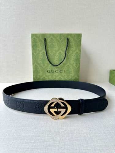 宽度4.0Cm Gucci典藏设计中的标志性元素于早秋系列焕发新意。这款腰带选用黑色超级双G牛皮革打造，互扣式双G施洛华水晶镶嵌五金 调配件更添个性魅力。