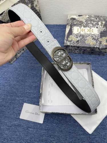 迪奥550 Cm。特 这款 Montaigne Avenue 腰带从同名手袋汲取灵感，采用黑色光滑 牛皮革精心制作，质感柔软，设计优雅，饰以富有光泽的新款金色饰