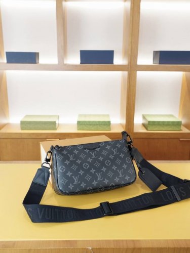 Lv 路易威登 官网同步 高版本 斜挎单肩背包 永恒不过时的标志性产品 纯原单牛皮 顶级五金制作 非市面普通版本 贸易公司订单货 全部实拍 实用性非常高 完全不