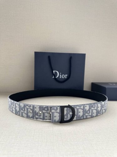 宽度3.5Cm 这款 Dior Charm 腰带扣是夏季男装系列新品，采用不锈钢真空电镀菱饰面精心设计，重新演绎经典的 Dior 标志。可与各式 35 毫米腰带