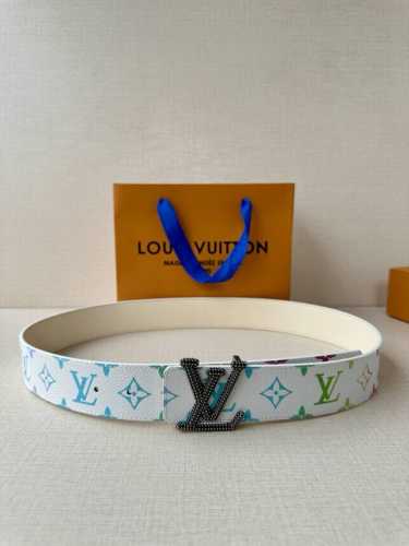 Lv Initiales 40 毫米双面腰带焕新标志性设计 以经典 帆布和柔软牛皮革呈现双面风尚 经典丝印路易威登Logo Lv 字母搭扣散发前卫气息 提供多种