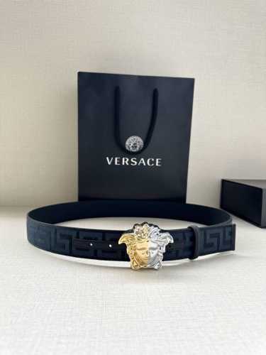 带宽3.8Cm Versace 范思哲 此款缎带腰带风格十分休闲，饰有标志性希腊回纹图案，可搭配休闲单品或高腰正装。 闭合式佩戴 希腊回纹图案 材质： %聚酯纤