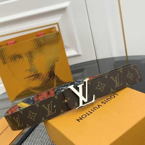 Lv 路易威登 新品 正品对版 宽度40Mm 2024 早秋男装系列跟随丹迪水手的步伐开启一场环球之旅。此款 Lv Tag 双面腰带将冲浪风格图案铺陈于一面，唤