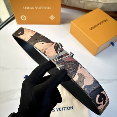 特 L0Uis Vuitt0N 專櫃最新升級版本 寬度40毫米 精湛工藝定制帆布面料襯托進口小牛皮底 搭配精鋼字母搭扣 與腰帶相呼應 雙面用 經典百搭款！