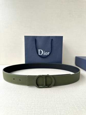 宽度3.5Cm Dior 这款腰带扣采用迷彩绿 哑光涂漆饰面不锈钢精心制作，展示Cd Icon 标志。可与各式35毫米腰带搭配，提升格调，打造优雅精致的造型。 - 点击图像关闭