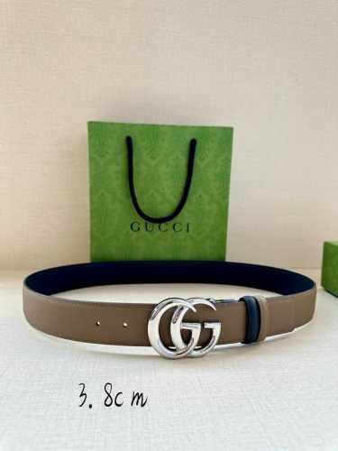 宽度4.0Cm Gucci系列，品牌标志性的双G原单钢扣标识经重新诠释后，以光彩夺目的金色调呈现在这款手掌纹腰带上。