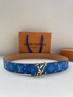 特 本款4.0宽 Lv Initiales 双面腰带推出缤纷新色。一面为华美 Taurillon 皮革铺陈品牌经典图案，一面以光滑素雅牛皮革展露低调个性。Lv
