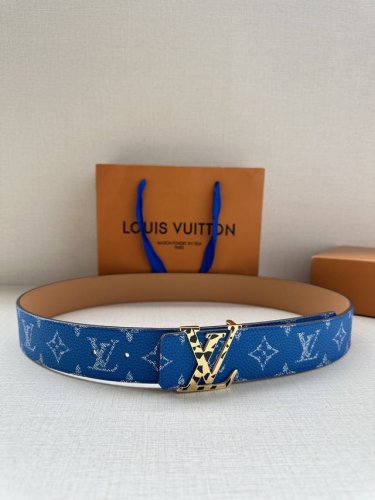 特 本款4.0宽 Lv Initiales 双面腰带推出缤纷新色。一面为华美 Taurillon 皮革铺陈品牌经典图案，一面以光滑素雅牛皮革展露低调个性。Lv