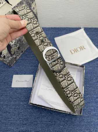迪奥550 3.5Cm。 特 这款 Montaigne Avenue 腰带从同名手袋汲取灵感，采用黑色光滑 牛皮革精心制作，质感柔软，设计优雅，饰以富有光泽的新 - 点击图像关闭