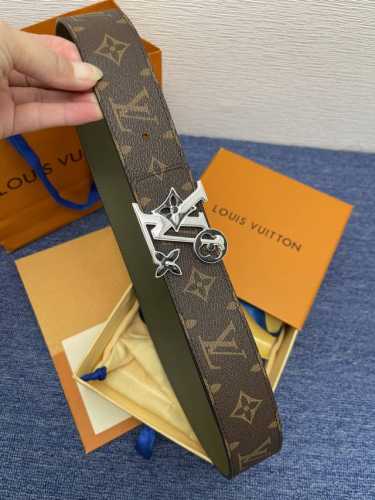 品牌Lv 4.0Cm 描述这款饰有Lv带扣的腰带配以水牛皮衬里，覆以Monogram 牛皮。展现细腻的品牌特质，是牛仔裤的理想配件 Lv字母带扣 Monogra