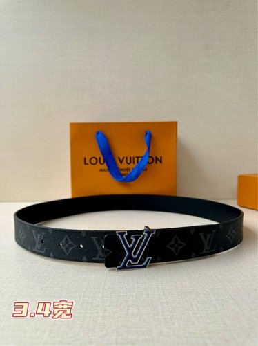 3.4宽 Lv 双面腰带以原版皮革塑造摩登设计，可为商务或休闲造型注入典雅魅力。三色搭扣援引品牌经典行李箱元素 皮革 金属件