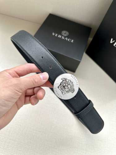 宽度4.0Cm Versaec 范思哲 此款时尚腰带由柔软的小牛皮革制成，饰有立体美杜莎原单钢扣 五金采用真空电镀 。