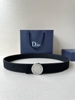 宽度3.5Cm 这款 Dior Charm 腰带扣是夏季男装系列新品，采用不锈钢真空电镀菱饰面精心设计，重新演绎经典的 Dior 标志。可与各式 35 毫米腰带