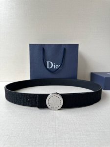 宽度3.5Cm 这款 Dior Charm 腰带扣是夏季男装系列新品，采用不锈钢真空电镀菱饰面精心设计，重新演绎经典的 Dior 标志。可与各式 35 毫米腰带