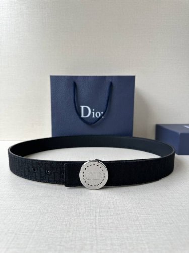 宽度3.5Cm 这款 Dior Charm 腰带扣是夏季男装系列新品，采用不锈钢真空电镀菱饰面精心设计，重新演绎经典的 Dior 标志。可与各式 35 毫米腰带