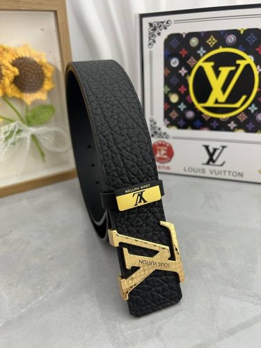 品名：Lv..路易..威登原单 材质：原单牛皮腰带 百分百头层牛皮腰带保证真皮，24K纯钢扣，专柜原单品质、做工精细，时尚大牌，送人自用首选 包装： 请认准如图
