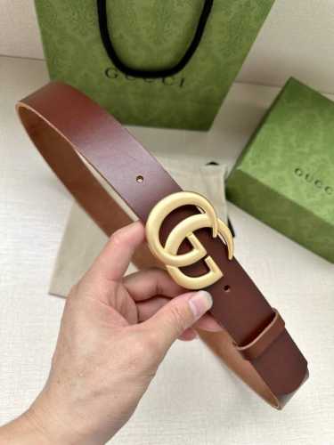 特 Gucci单层树膏皮革腰带，配有品牌标志性双G带扣。无涂层褪色皮革材质。 棕色皮革 钯金色调配件 双G带扣 搭扣：做旧复古双G扣 适用低腰和高腰两种穿戴方式