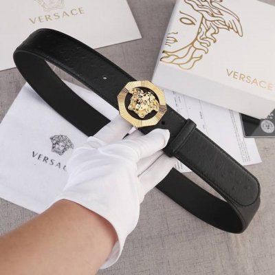 宽度4.0Cm。Versace 范思哲 此款腰带饰有标志性的Versace美杜莎头像带扣，彰显品牌格调。是一款精美的衣橱必备单品。
