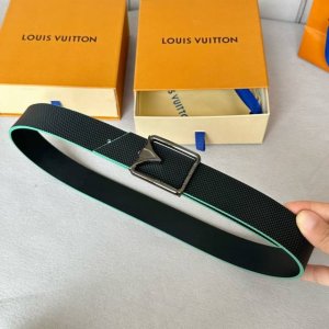 圖片包裝10 寬：35Mm 驢家新品 Ss特別限定男士休閒腰帶 搭配原版雙面小牛皮壓飾有米格紋路 新款綠色游邊 搭配全新字母搭扣 與腰帶相結合 雙面用