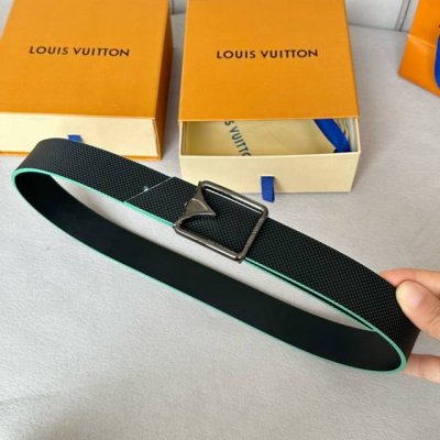 圖片包裝10 寬：35Mm 驢家新品 Ss特別限定男士休閒腰帶 搭配原版雙面小牛皮壓飾有米格紋路 新款綠色游邊 搭配全新字母搭扣 與腰帶相結合 雙面用