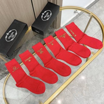 配包装 一盒六双 欧美大牌红红火火过年袜 官网同款字母饰品中长款袜子！罗口饰品品牌简称字母Ins装饰，专柜同步筒袜袜子，大牌出街，潮人必备超好搭