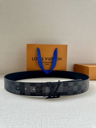Lv 4.0宽Initiales Damoflage 双面腰带巧妙融入 Pharrell Williams 打造的像素化 Damoflage 图案，以深邃色调含