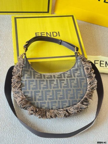 原版布 Fendi 2025 Fendigraphy半月 包J Fendi 春夏季全新Fendigraphy手袋的来 咯圖期待已久~秀上就相中了这款回回画 猛的