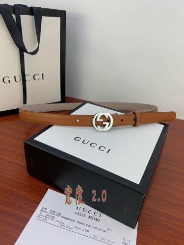 G U C C I 此细款腰带用采光头小层牛皮 精制而成，配以双G带扣。宽度 ：2.0 Cm