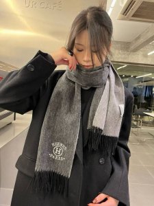 Hermes 爱马仕拼色羊绒围巾 重磅推荐！100%顶级羔羊绒材质，非常保暖，柔软亲肤不扎脖。经典双面拼色设计，一条围巾两种风格男生女生通用，Size：30*1