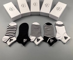特 Prada 普拉达新品袜子 一盒五双 纯棉材质织造，提花经典标志，柔软舒适，大牌出街，潮人必备超好搭