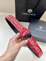 宽度4.0Cm 范思哲 此款粒面牛皮革腰带饰有一枚彩色3D美杜莎腰带扣和代表不断演进的Gold Hibiscus印花 用芙蓉花对往季的Barocco印花加以重新