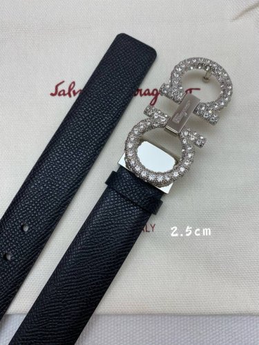 Ferragamo 25Mm金属Gancio双扣，女士双面牛皮，质感十足 独特复古风格 时髦中带着随性和酷感 .支持芯片扫码