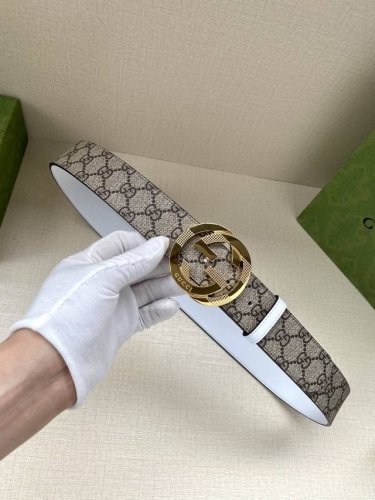 特 宽度4.0 Cm Gucci Gg Marmont系列每一季都会推陈出新，为灵感源于70年代的标志性Gg配件注入现代精髓。这款Gg Supreme帆布腰带反