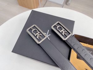 Ck 美国品牌全球最大的高级时尚控股公司以传统手工设计和款式新颖誉满全球 此款采用纯牛皮名师制作 随心驾驭[奸笑] 附带原版包装 宽度3.4厘米。