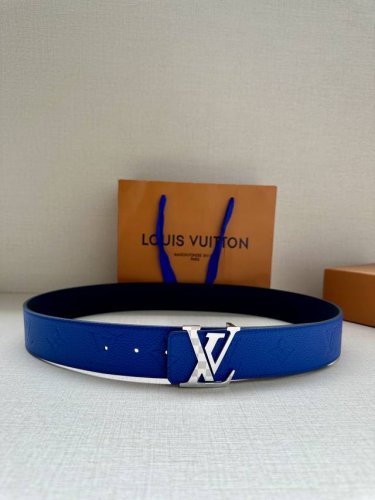 lv 4.0宽 奢华款现代 Taurillon 皮革，饰以雅致大方的标志性 Lv 首字母。柔软结实的皮带，可搭配从礼服到休闲装各种服饰 双面Taurillon