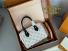 配盒 Size：20*14Cm L家 Speedy20沙丘色， 这不比经典老花好看的多嘛 清新脱俗，日常百搭，不老气，青春有活力，老钱风。 L家 Speed20