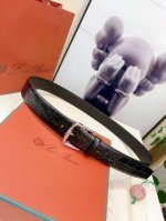 Loro Piana诺悠翩雅腰带以牛皮制成，具有丝滑柔软的哑光效果。搭配精致装束的理想之选。Loro Piana 标识的镀钯饰面金属方扣，3.5㎝宽