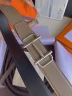 -原单品质 随手实拍任何细节经得起检验，从材质到车线到油边到五金工艺，堪称完美，只有高品质才经得起如此随意无美颜无滤镜的真实展现，38Mm的宽度适合儒雅绅士的你