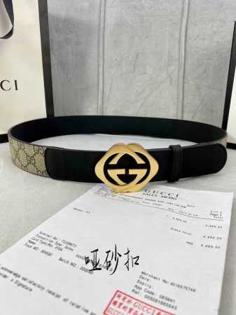 宽度4.0Cm Gucci 这款腰带在早秋系列中惊艳亮相，采用以标志性米色 乌木色组合呈现的品牌双G字母交织图案，与黑色皮革材质相得益彰。双G菱形砂扣采用做旧效 - 点击图像关闭