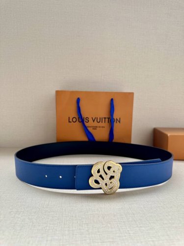 4.0宽lv Dynasty 双面腰带亮相于 Pharrell Williams 男装初秀，以素雅皮革展现两式风尚，尽显品牌精湛匠艺。崭新 Lv Dynasty