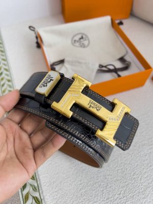 品名： 爱玛仕.Hermes腰带 皮带 原单 型号：挂扣，经典纯钢材质扣头，双面头层牛皮，图片实物拍摄 材料：双面头层牛皮，挂扣系列，纯钢材质扣头，钯镀电镀工艺