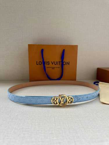 2.0宽 本款 Lv Iconic 双面腰带以纤细剪裁迎接新季，搭配标志性 Iconic 搭扣，无论展现 Monogram Reverse 帆布或素雅牛皮革，均