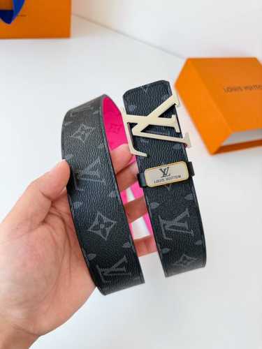 品名： Lv..路易..威登腰带皮带原单 型号：挂扣，经典纯钢材质挂扣，头层牛皮，图片实物拍摄 材料：头层牛皮，挂扣系列，纯钢材质扣头，钯镀电镀工艺永不掉色。原