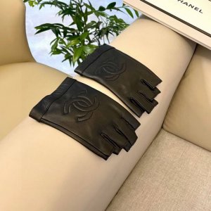 香奈儿Chanel欧洲新款 顶级原单 女士高档半指手套 香奈儿御用手套 顶级做工任何细节都不放过原版定制五金 代购级别 配Chanel包装码数：L