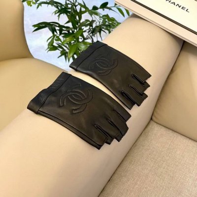 香奈儿Chanel欧洲新款 顶级原单 女士高档半指手套 香奈儿御用手套 顶级做工任何细节都不放过原版定制五金 代购级别 配Chanel包装码数：L