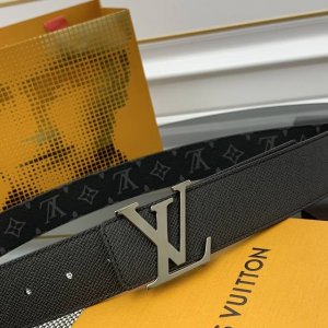 驴牌男士新款腰帶 寬度4Cm 訂製帆布面料飾有全新的圖案效果 颜色纯正 衬托進口小牛皮配色底 搭配精緻的字母搭扣 手感极佳 搭配專櫃最新原版禮品盒